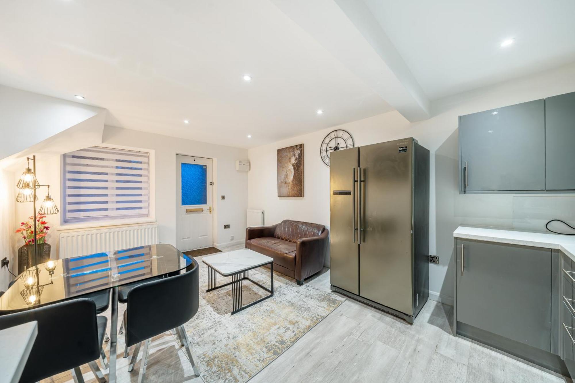 Two Bed Home In The Heart Of Egham Exterior photo